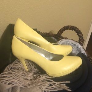 Cute yellow pumps